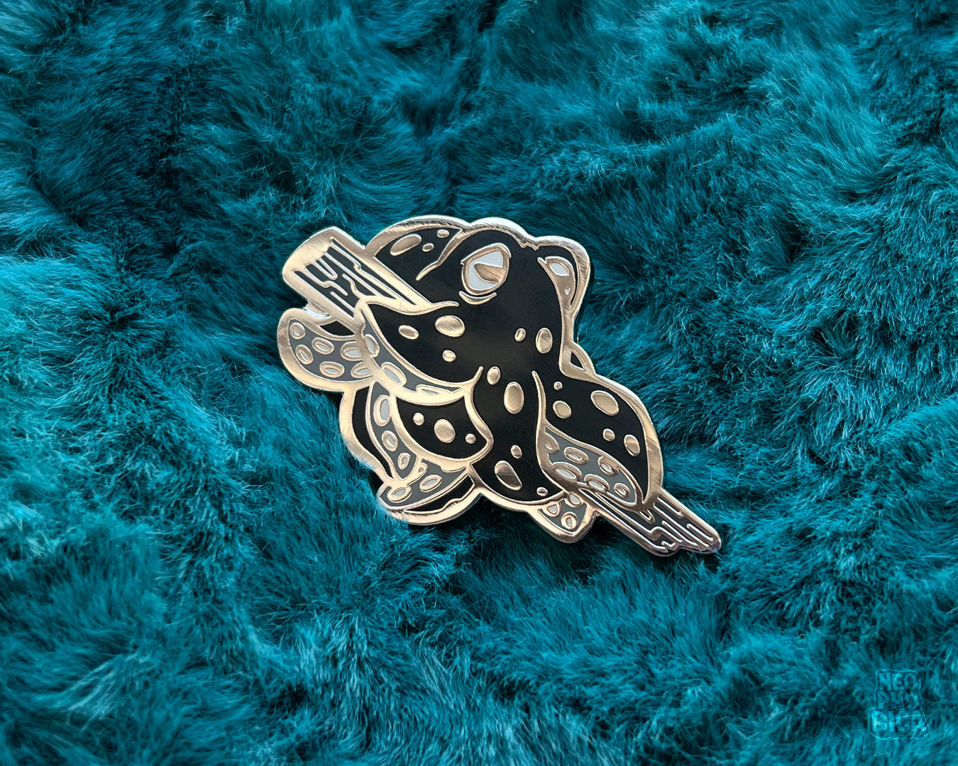 Kraken on a Stick Black/Silver - Enamel Pin