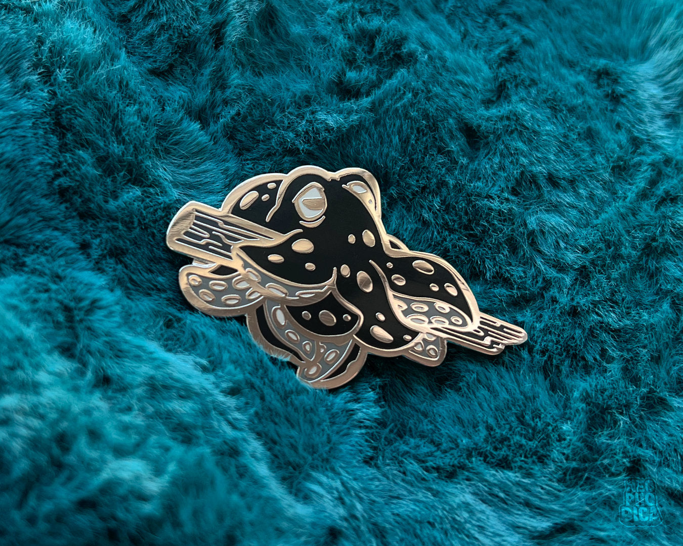 Kraken on a Stick Black/Silver - Enamel Pin