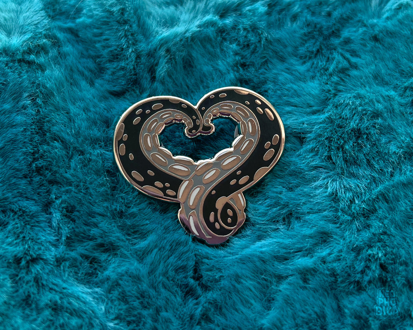 Tentacle Heart Black/Silver - Enamel Pin