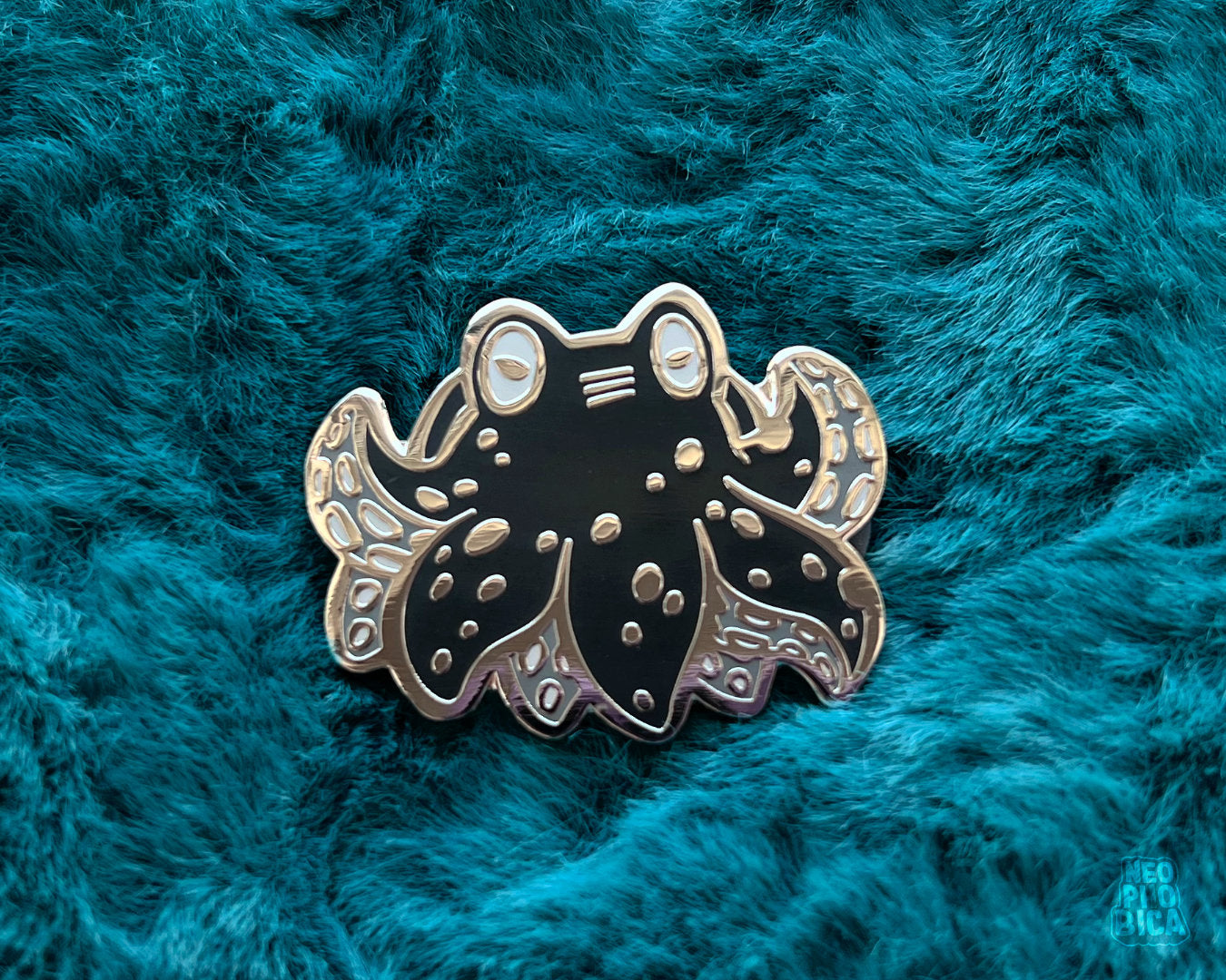 Tiny Kraken Black/Silver - Enamel Pin